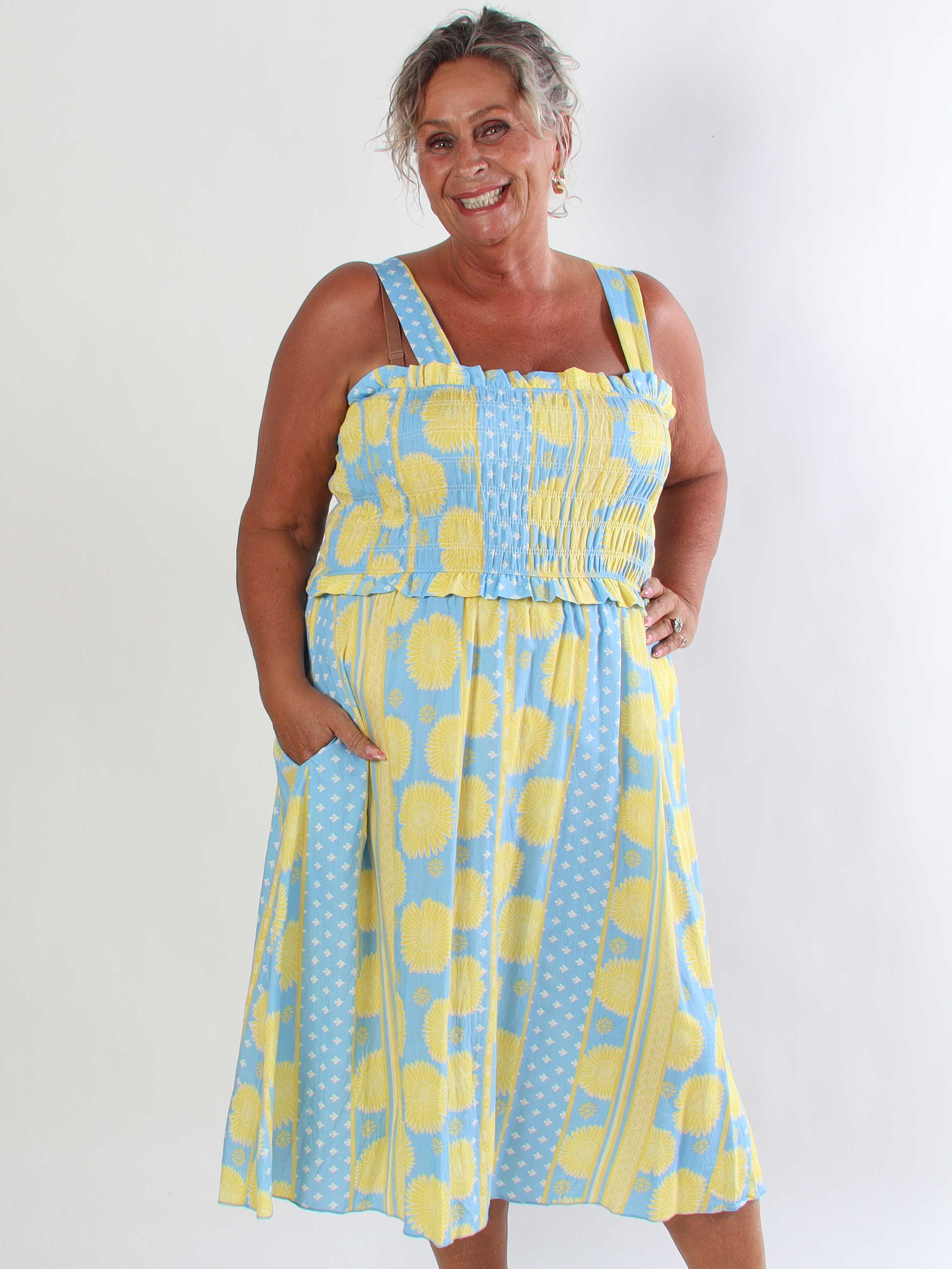 Marisol Sunburst - Plus size sommarklänning i viskos med smock över bröstet
